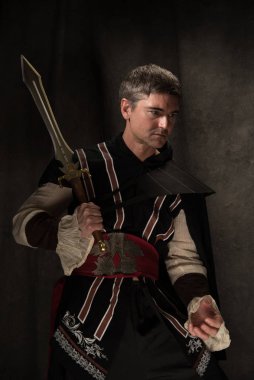 Seksi sihirbaz fotoğraf için poz veriyor..