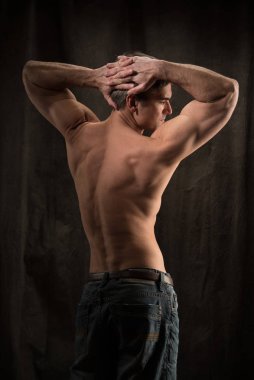 Seksi adam fotoğraf için poz veriyor.