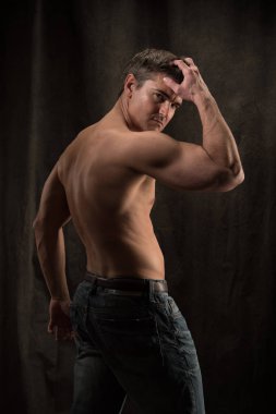 Seksi adam fotoğraf için poz veriyor.