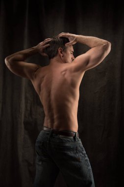 Seksi adam fotoğraf için poz veriyor.