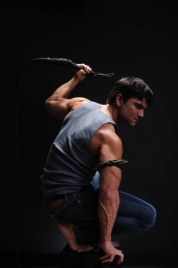 Yakışıklı adam fotoğraf için poz veriyor..