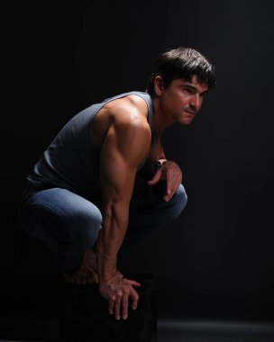 Yakışıklı adam fotoğraf için poz veriyor..