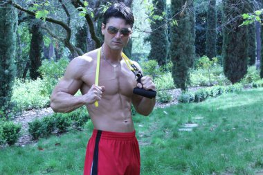 Kaslı adam fotoğraf için poz veriyor..