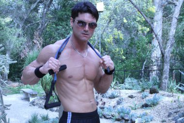 Kaslı adam fotoğraf için poz veriyor..