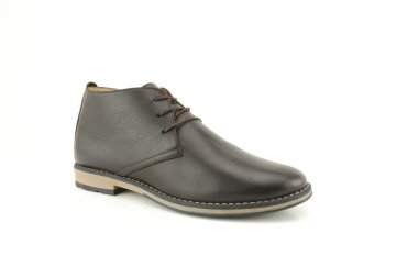 Kahverengi adamın botu beyaz arka planda izole edilmiş..