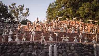 Chandigarh, Hindistan; 5 Kasım 2019: kaya bahçesindeki heykeller. Bu heykeller nek chand tarafından geri dönüştürülmüş endüstriyel ve yerli atıklar tarafından yapıldı..