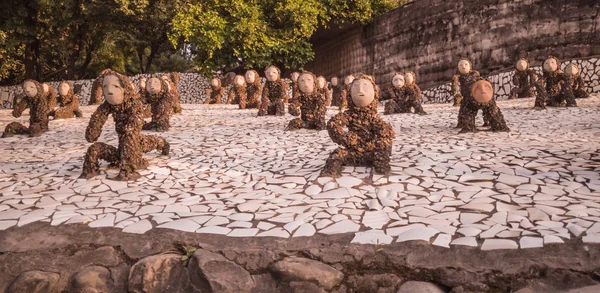 Chandigarh, India; 5 de noviembre de 2019: esculturas en el jardín de rocas. Estas estatuas están hechas de residuos industriales y domésticos reciclados por nek chand . —  Fotos de Stock