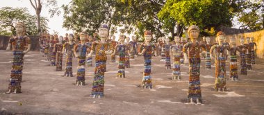 Chandigarh, Hindistan; 5 Kasım 2019: Kaya bahçesinde insan heykelleri. Bu heykeller nek chand tarafından geri dönüştürülmüş endüstriyel ve yerli atıklar tarafından yapıldı..