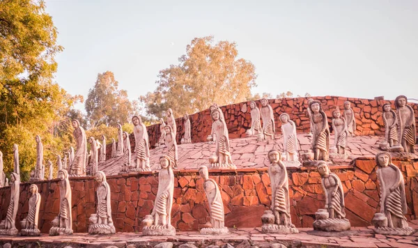 Chandigarh, Indie; 5. listopadu 2019: Lidské sochy na skalní zahradě. Tyto sochy jsou vyrobeny z recyklovaného průmyslového a domácího odpadu od firmy nek chand. — Stock fotografie