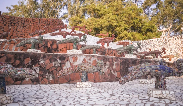Chandigarh, Inde ; 5 novembre 2019 : Sculptures de paon au jardin de rochers. Ces statues sont fabriquées à partir de déchets industriels et domestiques recyclés par nek chand . — Photo