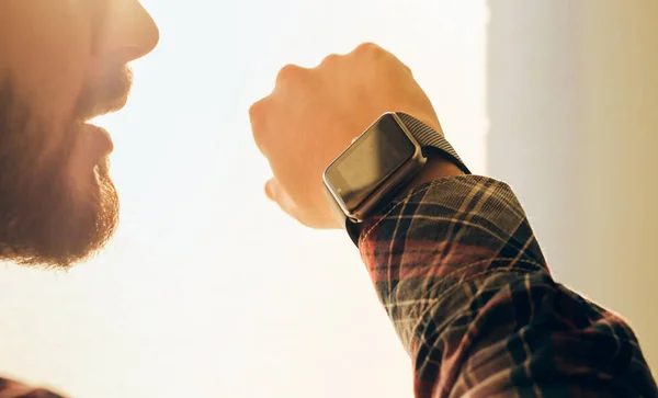 Controllo vocale Smartwatch . — Foto Stock