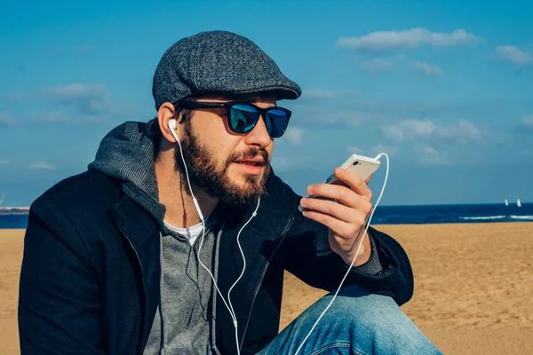 Adam dışarıda akıllı telefon ses kayıt işlevini kullanıyor