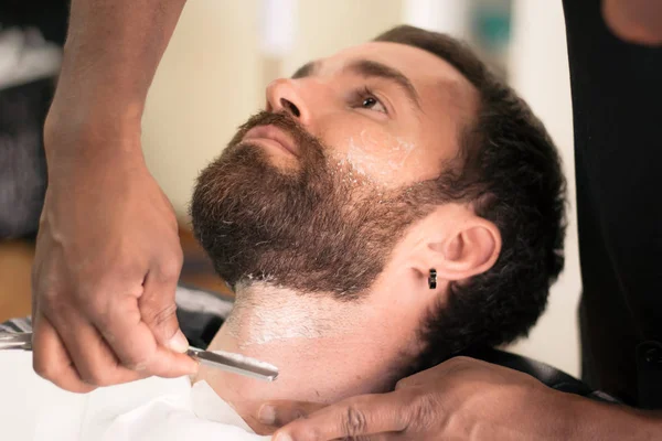Man scheert de baard in de kapperszaak — Stockfoto