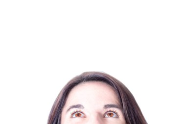 Beyaz arka planda izole edilmiş genç kadın gözlerine yakından bakın. Boşluğu kopyala.