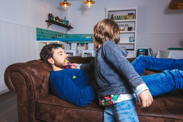 Vatertagskonzept Junge Legt Farbige Wäscheklammern Auf Den Bart Seines Vaters — Stockfoto