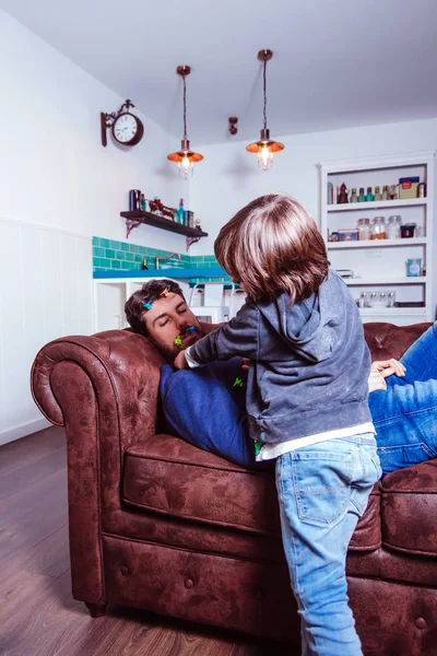 Vatertagskonzept Kleines Kind Legt Seinem Vater Kleine Farbige Wäscheklammern Ins — Stockfoto