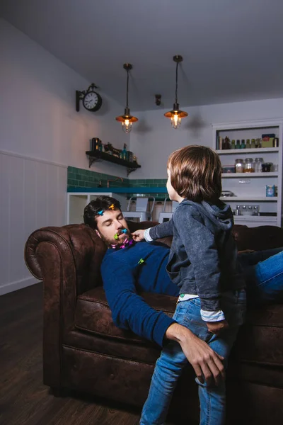 Lustiges Familienkonzept Kind Schmückt Den Bart Seines Vaters Mit Bunten — Stockfoto