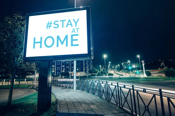 Bleiben Sie Hause Nachricht Beworben Plakatwand Bildschirm Auf Der Stadtstraße — Stockfoto
