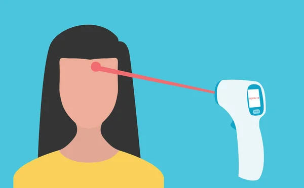 Kızıl ötesi ışıkla dijital temassız termometre alnında bir kadının sıcaklığını ölçüyor.