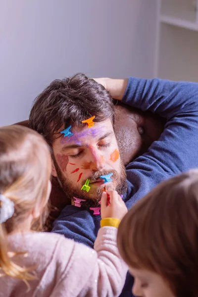 Junger Vater Schläft Hause Auf Dem Sofa Während Kinder Sein — Stockfoto