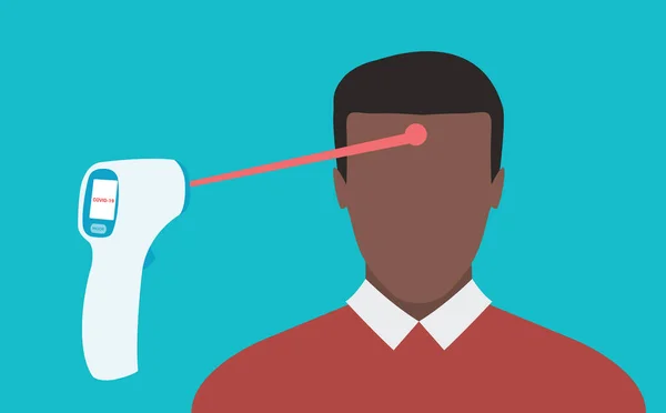 Kızılötesi ışıkla dijital temassız termometre bir adamın alnındaki ısıyı ölçer.