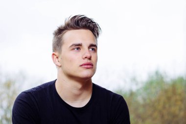 Parktaki yakışıklı genç erkek modelin portresi..