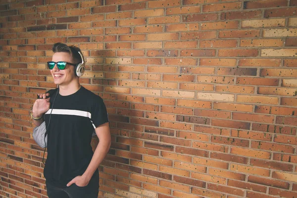 Gülümseyen Mutlu Genç Şehirli Adam Ayakta Beklerken Kulaklıkla Müzik Dinler — Stok fotoğraf