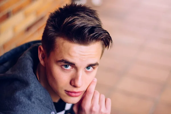 Retrato Joven Hombre Ojos Azules Que Parece Confiado Vista Cerca —  Fotos de Stock