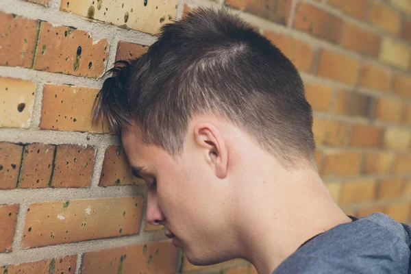 Bedauern Koknept Trauriger Mann Lehnt Seinen Kopf Die Wand — Stockfoto