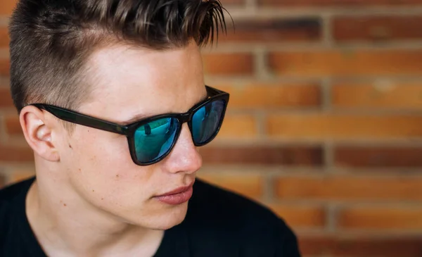 Junger Gutaussehender Mann Mit Sonnenbrille Gegen Ziegelwand — Stockfoto