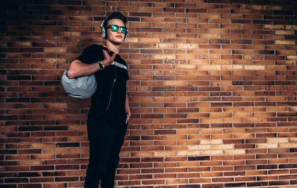 Joven Hombre Guapo Con Gafas Sol Celebración Bolsa Deportiva Contra —  Fotos de Stock