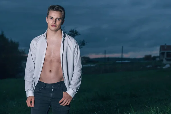 Jonge Model Man Met Open Shirt Poseren Schemering Het Platteland — Stockfoto