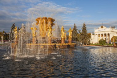 Ulusların Dostluğu Ulusal Ekonominin Başarıları Sergisi Yazın gün batımında Moskova 'da