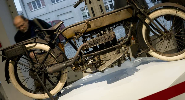 Starožitný Motocykl Displeji Prohlížené Návštěvníky — Stock fotografie