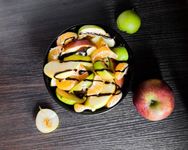 Tabakta taze meyveler