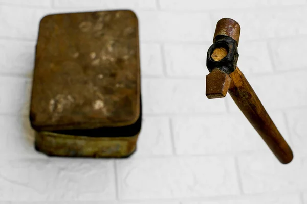 Schwimmender Hammer mit Werkzeugkiste im Hintergrund — Stockfoto