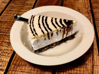 Çikolatalı peynirli kek dilimi