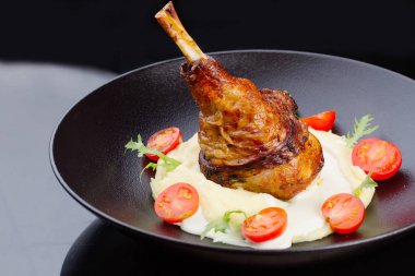 Patates püresi ve domatesli çıtır hindi budu.