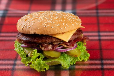  Peynirli domuz burger, domates, salatalık, soğan. Susamlı çörek ve pastırma.