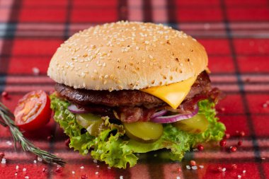  Peynirli domuz burger, domates, salatalık, soğan. Susamlı çörek ve pastırma.