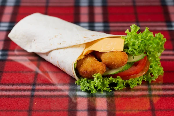 Rolo Com Nuggets Frango Legumes Frescos Queijo Pimentão Tomate Cereja — Fotografia de Stock