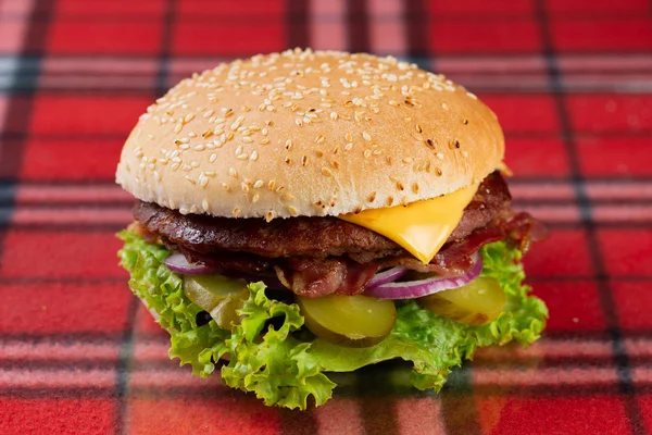 Hamburger Wieprzowy Serem Pomidorami Ogórkiem Cebulą Bułka Nasionami Sezamu Bekonem — Zdjęcie stockowe