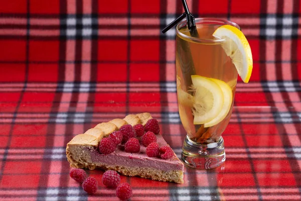 Pastel Frambuesa Crema Con Bebida Caliente Con Limón Rama Canela —  Fotos de Stock