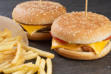 Hamburger seti. Biftek, peynir ve sebzeli çizburger. Tavuk nugget, peynir, domates, salatalık ve soğanlı hamburger. Soslu patates kızartması.