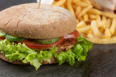 Sığır etli, peynirli, sebzeli ve soğanlı hamburger. Patates kızartması