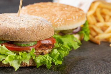 Hamburger seti. Biftek, peynir, sebze ve soğanlı çizburger. Patates kızartması