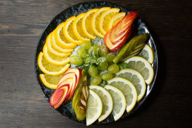  Dilimlenmiş meyve. Elma, limon, portakal, üzüm, armut. Vitamin kokteyli.