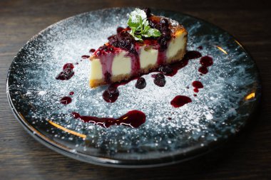 Lezzetli kremalı tatlı, kiraz reçelli peynirli kek, nane yaprağı ve çırpılmış krema.