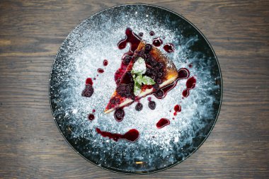 Lezzetli kremalı tatlı, kiraz reçelli peynirli kek, nane yaprağı ve çırpılmış krema.