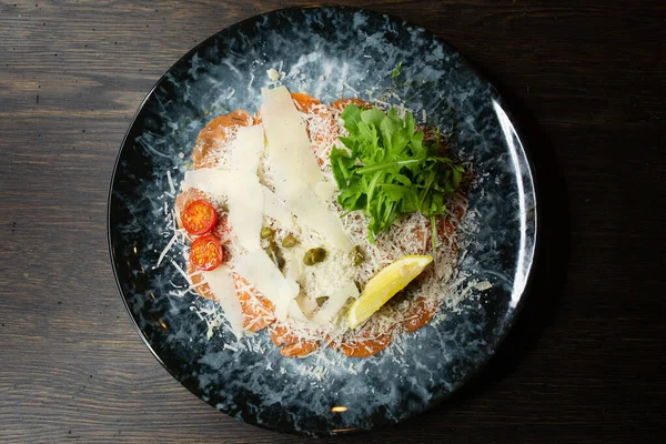 Carpaccio Salmón Con Queso Una Rebanada Tomates Limón Cereza Lechuga — Foto de Stock